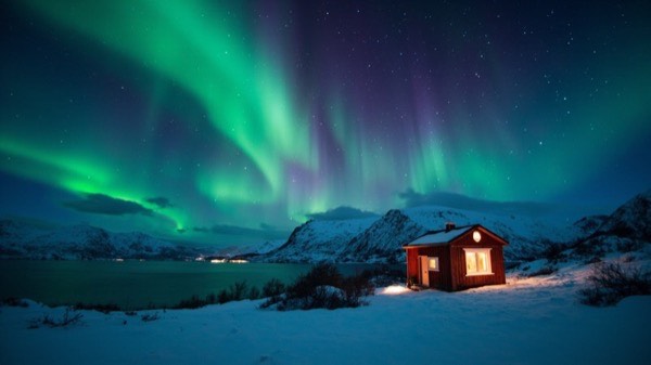 北极光下的小屋