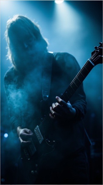 烟雾中的吉他手